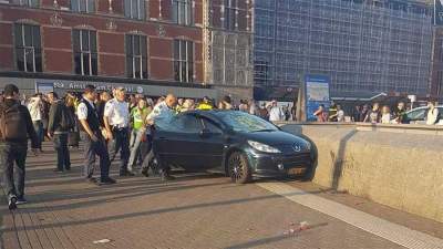  Auto arrolla a multitud en Ámsterdam y deja al menos 5 heridos