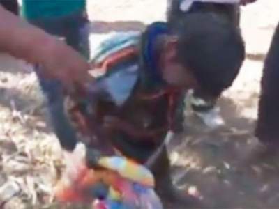 Indignante video, emborracha a niños hasta la inconsciencia