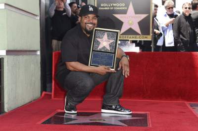 Ice Cube devela su estrella en el Paseo de la Fama