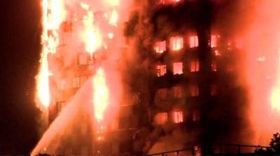 Reino Unido: bomberos luchan con un enorme incendio en una torre 