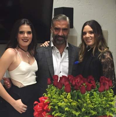 Alejandro Fernández se divierte en la graduación de sus hijas