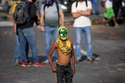 Oposición droga a niños para que protesten: Maduro