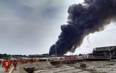 Pemex reduce incendio en refinería; muere un bombero