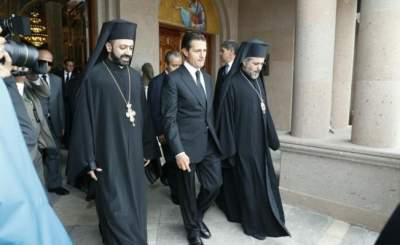 EPN realiza guardia de honor en funeral del arzobispo Chedraoui