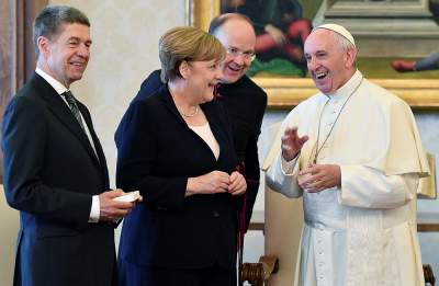 Merkel visita al Papa; abogan por un mundo 'sin muros'