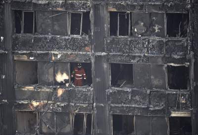 Policía británica reporta 58 muertos por incendio en torre de Londres