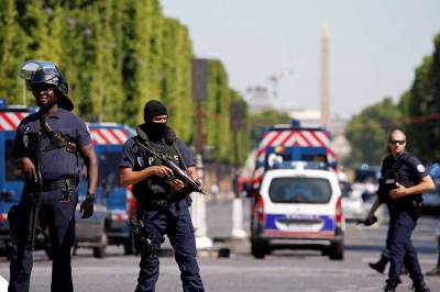Atentado fallido en París: conductor embiste a vehículo policial y mue