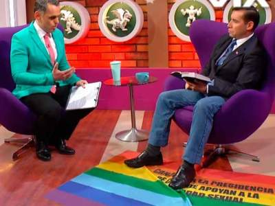 Pastor chileno pisotea bandera gay en televisión