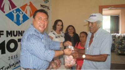 Critican a alcalde por repartir "huesos con carnita" en Yucatán