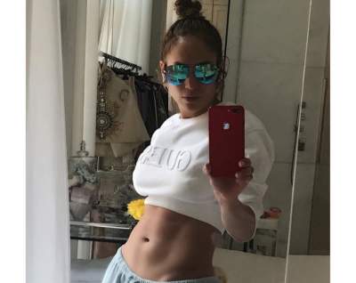 Jennifer Lopez presume tonificado abdomen