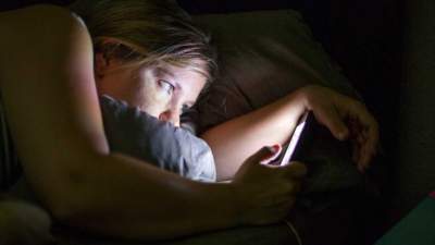  ¿Usas el celular de madrugada? ¡Puedes sufrir trastornos del sueño!