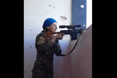 Video muestra a francotiradora que esquiva una bala cerca de su cabeza