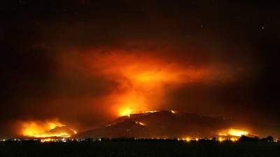 Miles de personas en Arizona huyen de incendios forestales