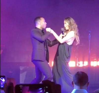 Esposa de John Legend enseña de más en show 