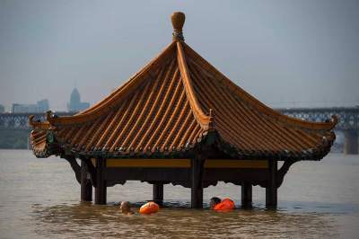 Suman 56 muertos en China por lluvias