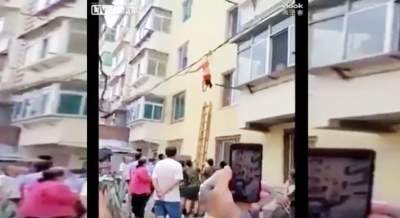 Mujer cae y queda atrapada entre cables