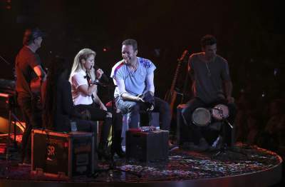 Shakira y Chris Martin cantan por primera vez juntos y ¡en español!