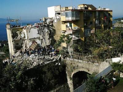 Se derrumba edificio en Italia; buscan sobrevivientes