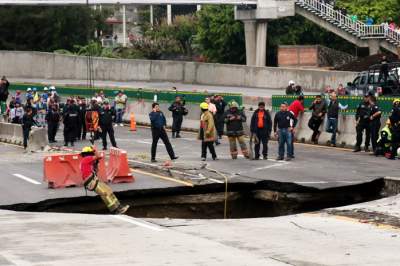 Vehículo cayó en socavón en carretera México-Cuernavaca