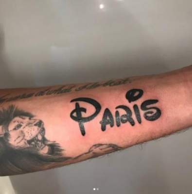 Paris Hilton presume el tatuaje que su novio se hizo "por amor"