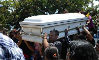 Despiden en Michoacán a 4 niños asesinados por su madre en EU