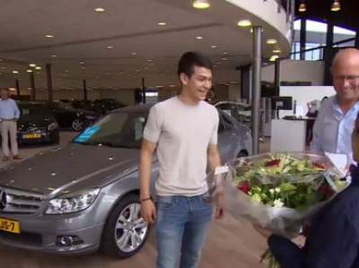 PSV presume nuevo carro y look de Hirving Lozano