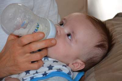 Descubren tratamiento para niños con alergia a la proteína de la leche