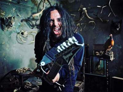 Guitarrista de Korn es criticado por llamar 'cobarde' a Chester Bennin