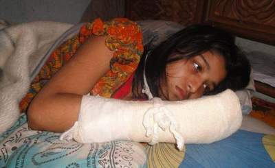 Hombre en Bangladesh corta dedos a esposa para evitar que estudie