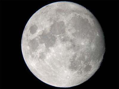Científicos confirman la existencia agua en la Luna; 