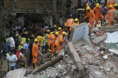 Al menos 6 muertos al derrumbarse un edificio en India