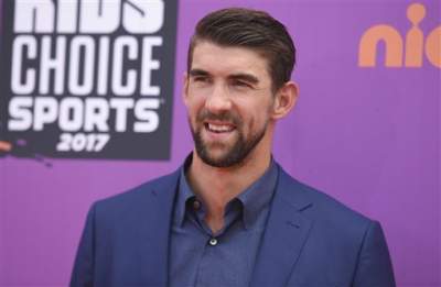Michael Phelps defiende su carrera con tiburón simulado