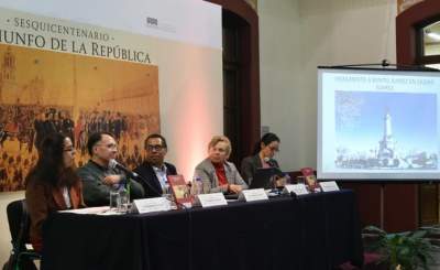 Libro que presenta "La República errante" de Benito Juárez