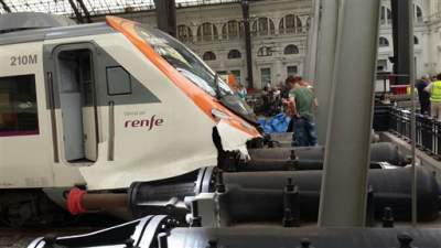 Tren choca contra final de la vía en Barcelona; 56 heridos