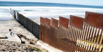 EU se "brinca" leyes para construir el muro