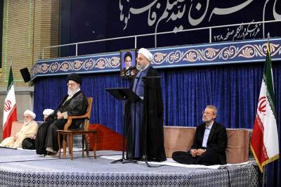 Presidente de Irán asume segundo mandato; lanza advertencia a EU