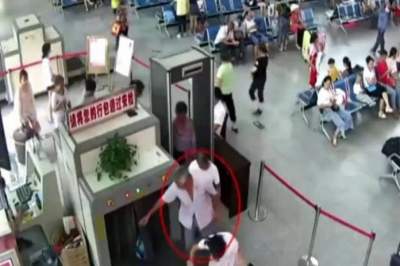 Un hombre es detenido en China por llegar en la maleta dos brazos 