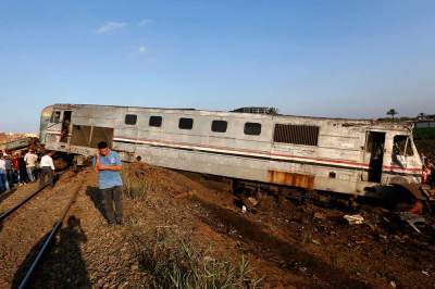 Aumentan a 41 los muertos por choque de trenes en Egipto