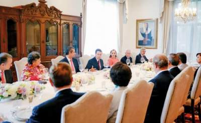 Peña Nieto se reúne con ex dirigentes de partido