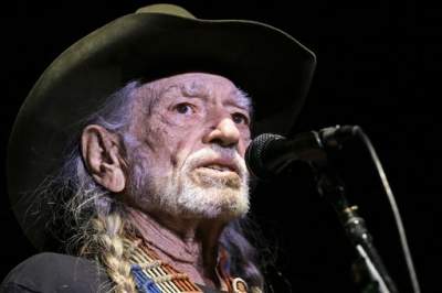 Willie Nelson acorta un concierto, alude a altitud de Utah