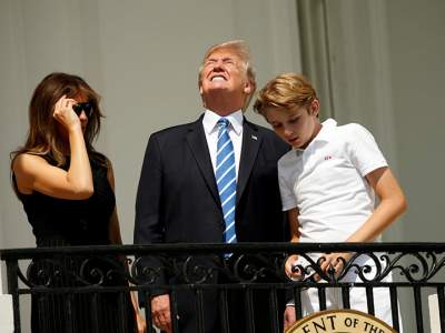 Mira Trump el eclipse desde el balcón de la Casa Blanca
