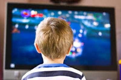 Niños destinan más tiempo a la TV que a la escuela