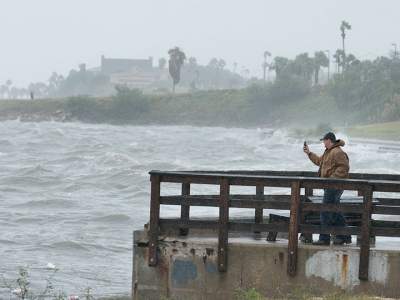  Escala 'Harvey' a categoría 4; va a Texas con vientos de 215 km/h