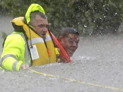 Rescatan a dos mil personas en Houston tras paso de ‘Harvey’