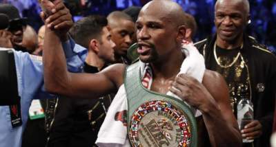 Mayweather celebró su victoria entre mujeres y billetes