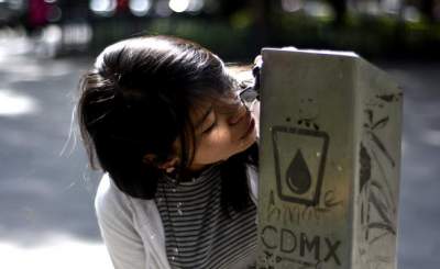 Mexicanos consumen líquido contaminado