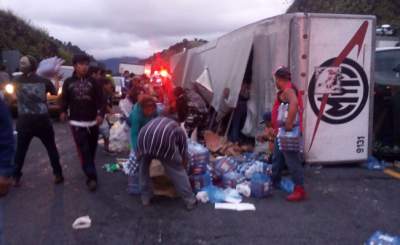 Vuelca camión en la Puebla-Orizaba con víveres para damnificados