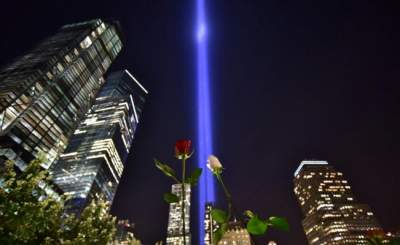 Torres de luz en Nueva York conmemoran aniversario del 11-S