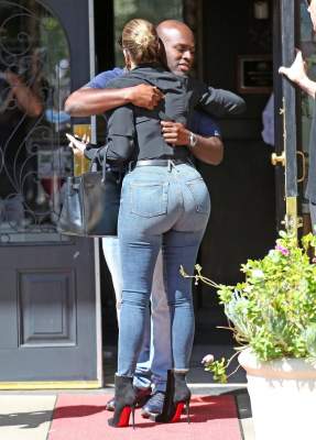 Khloe Kardashian muestra sus "curvas" en ajustados jeans