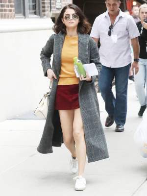 Selena se deja ver en minifalda tras revelar trasplante 